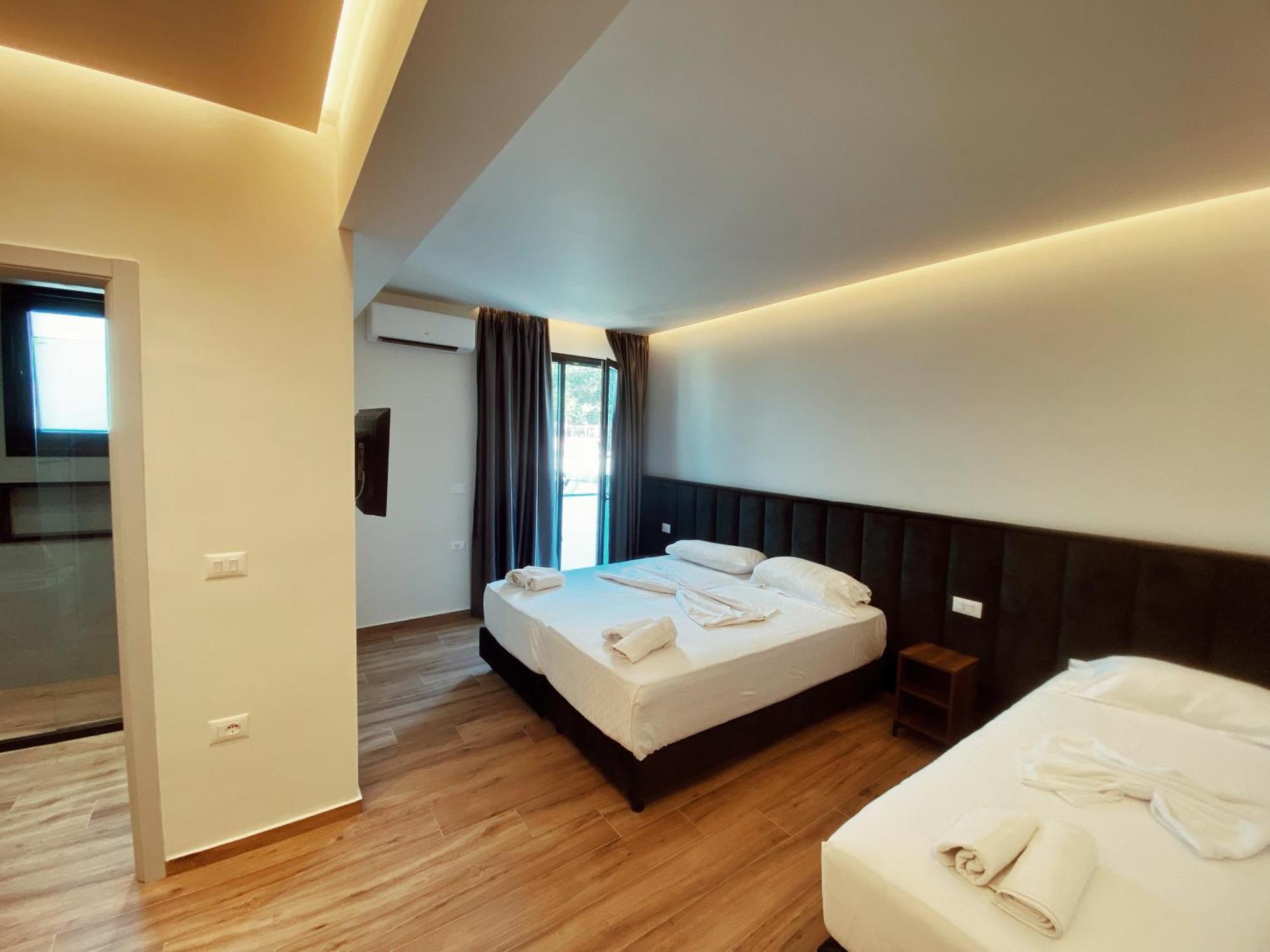 Adriatik Hotel Vlorë Esterno foto